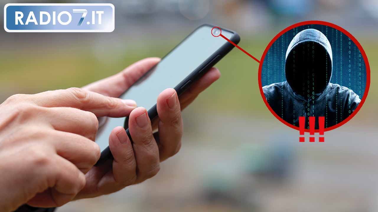 Cellulare: ti stanno spiando dalla fotocamera? Ecco come capirlo